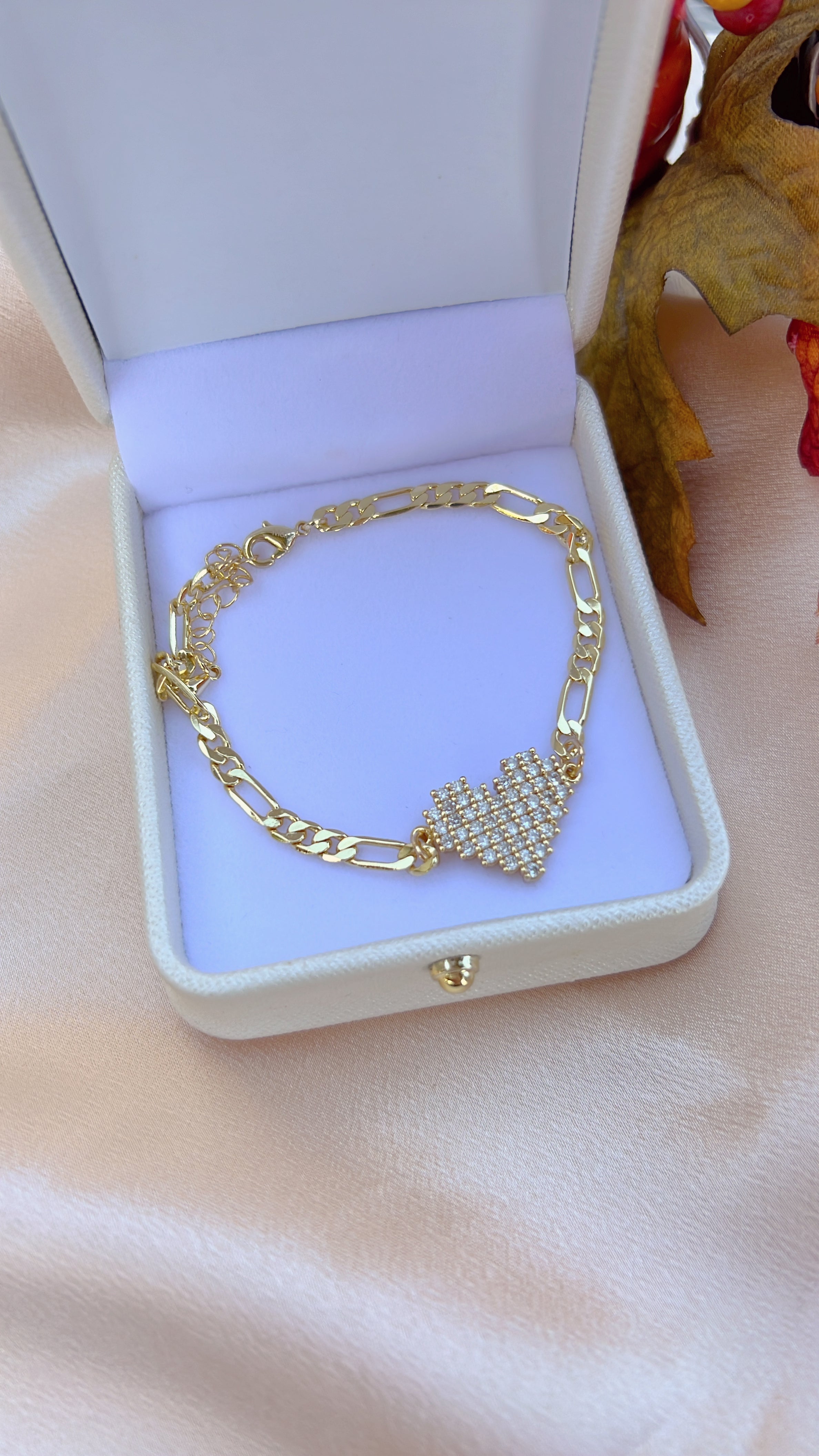 Pulsera con corazón pavimentado de diamantes 