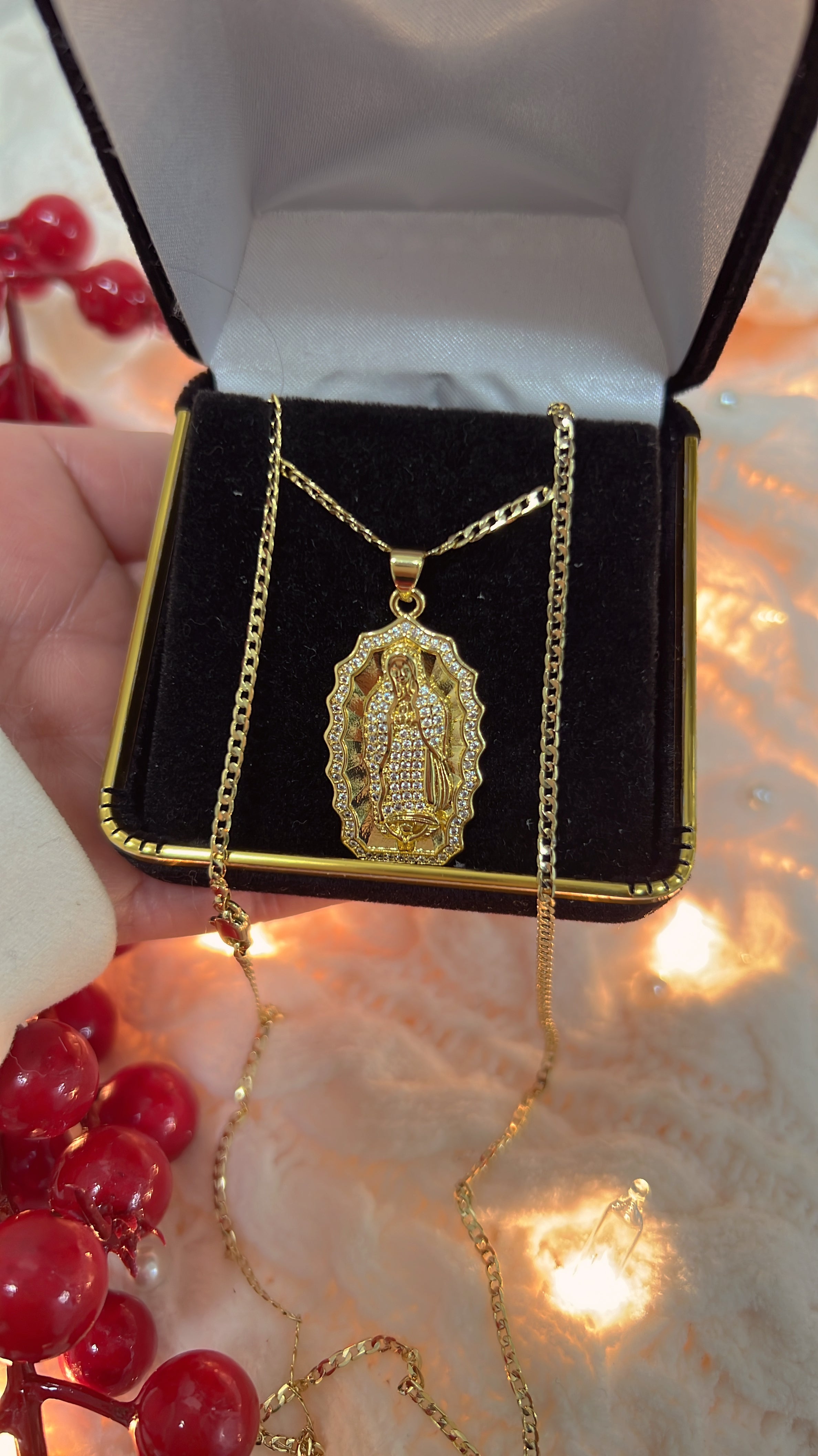 Virgen Outlines Necklace