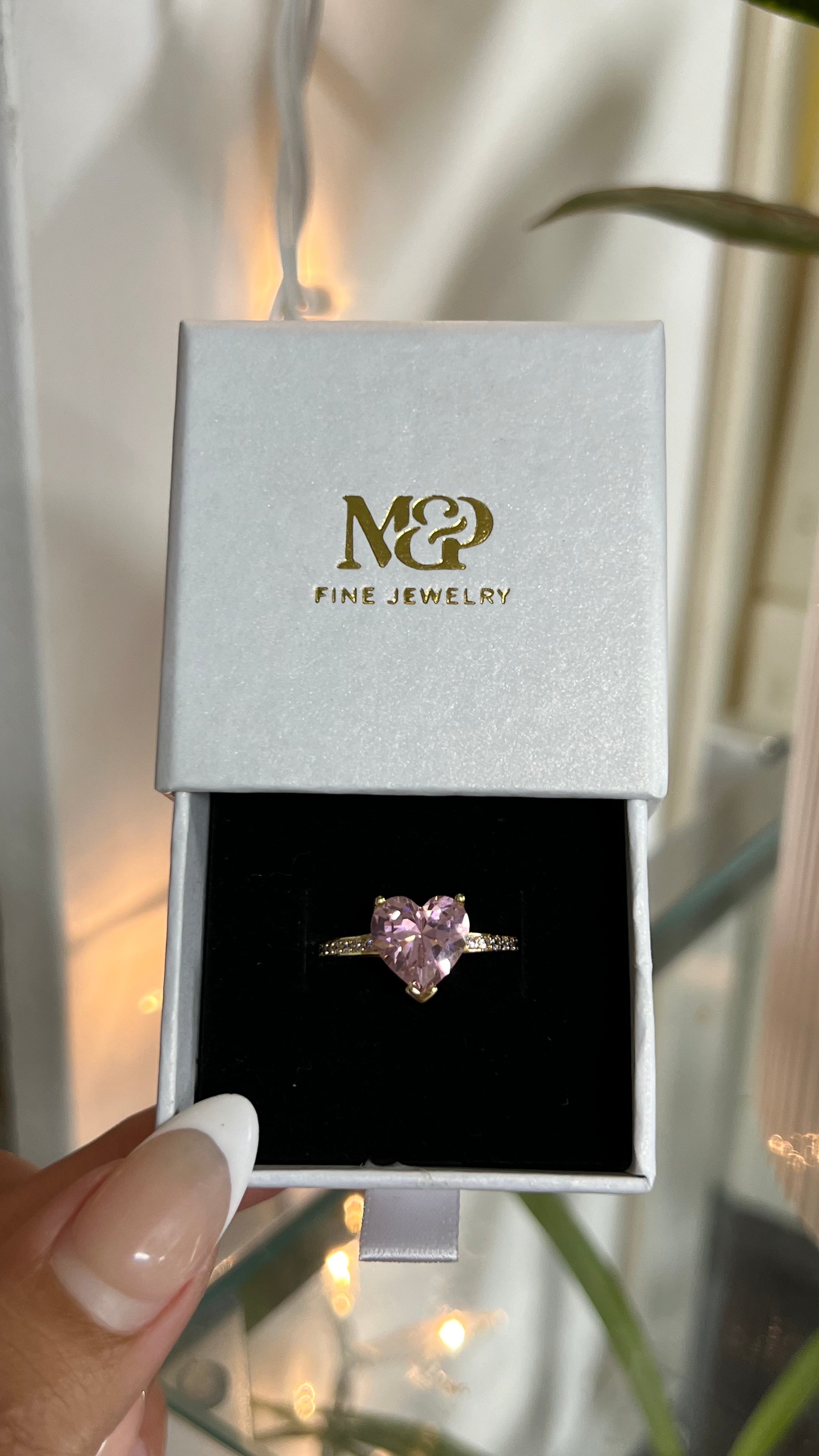 Anillo de corazón de diamante morado