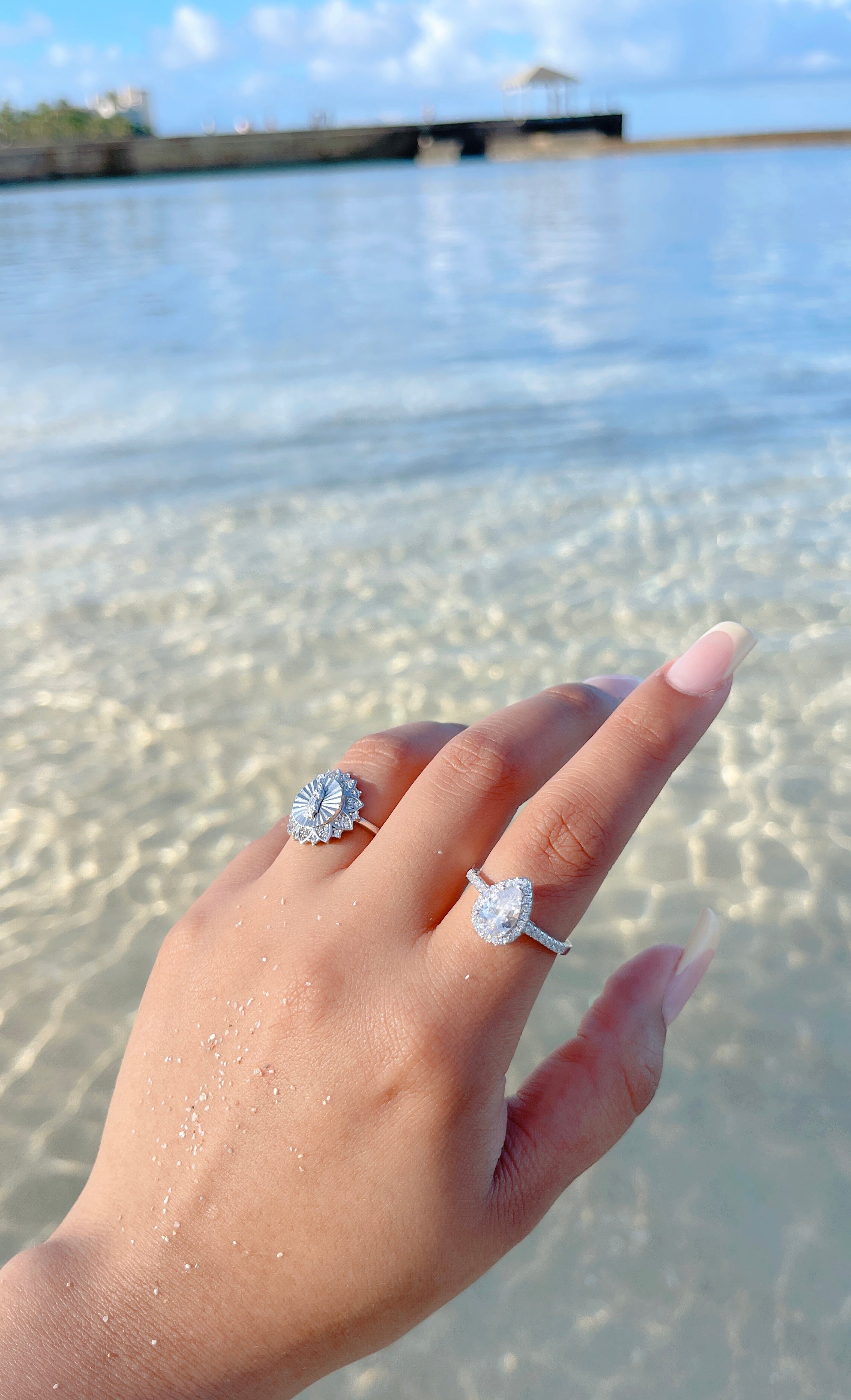 Anillo con forma de lágrima de diamantes