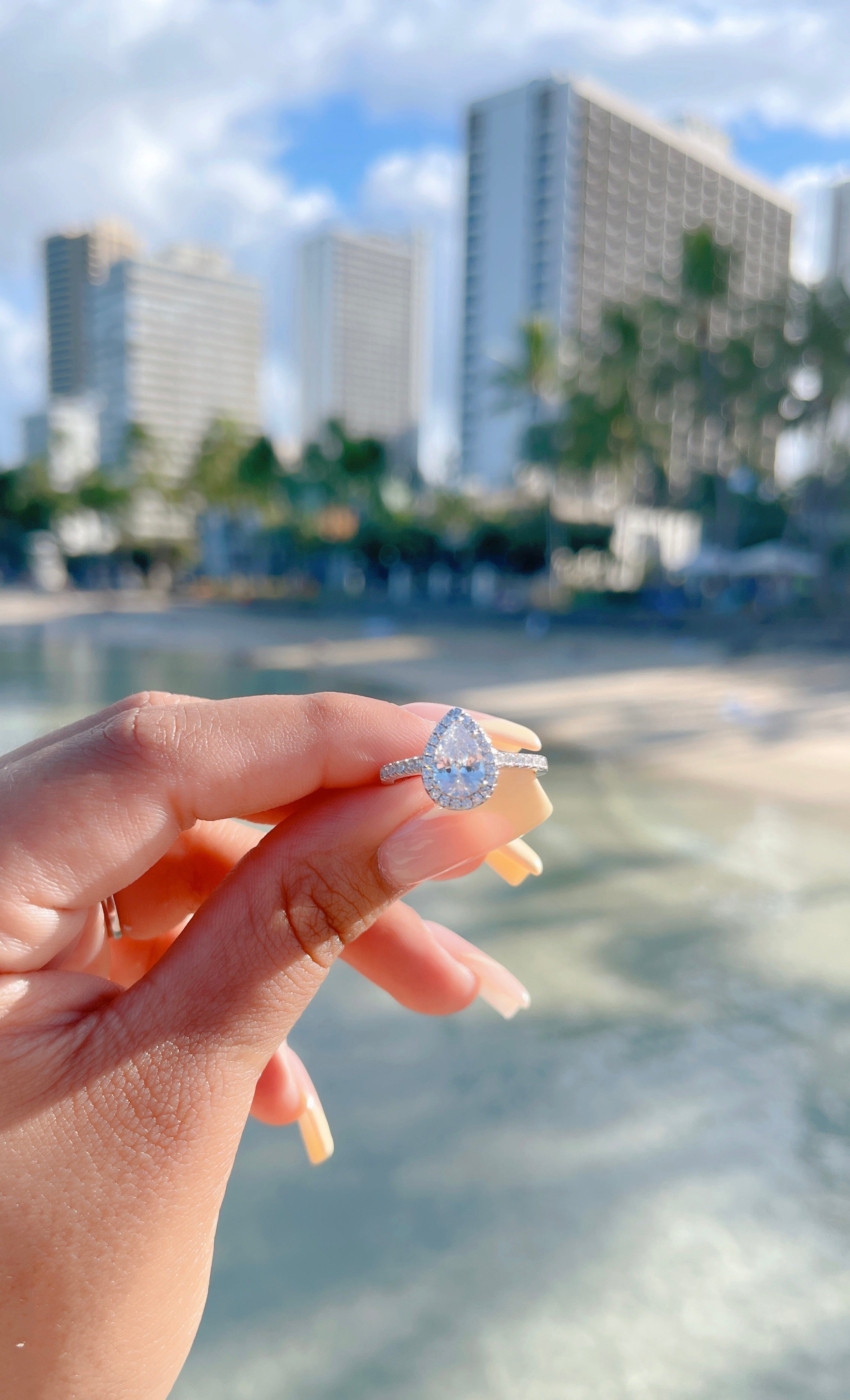 Anillo con forma de lágrima de diamantes