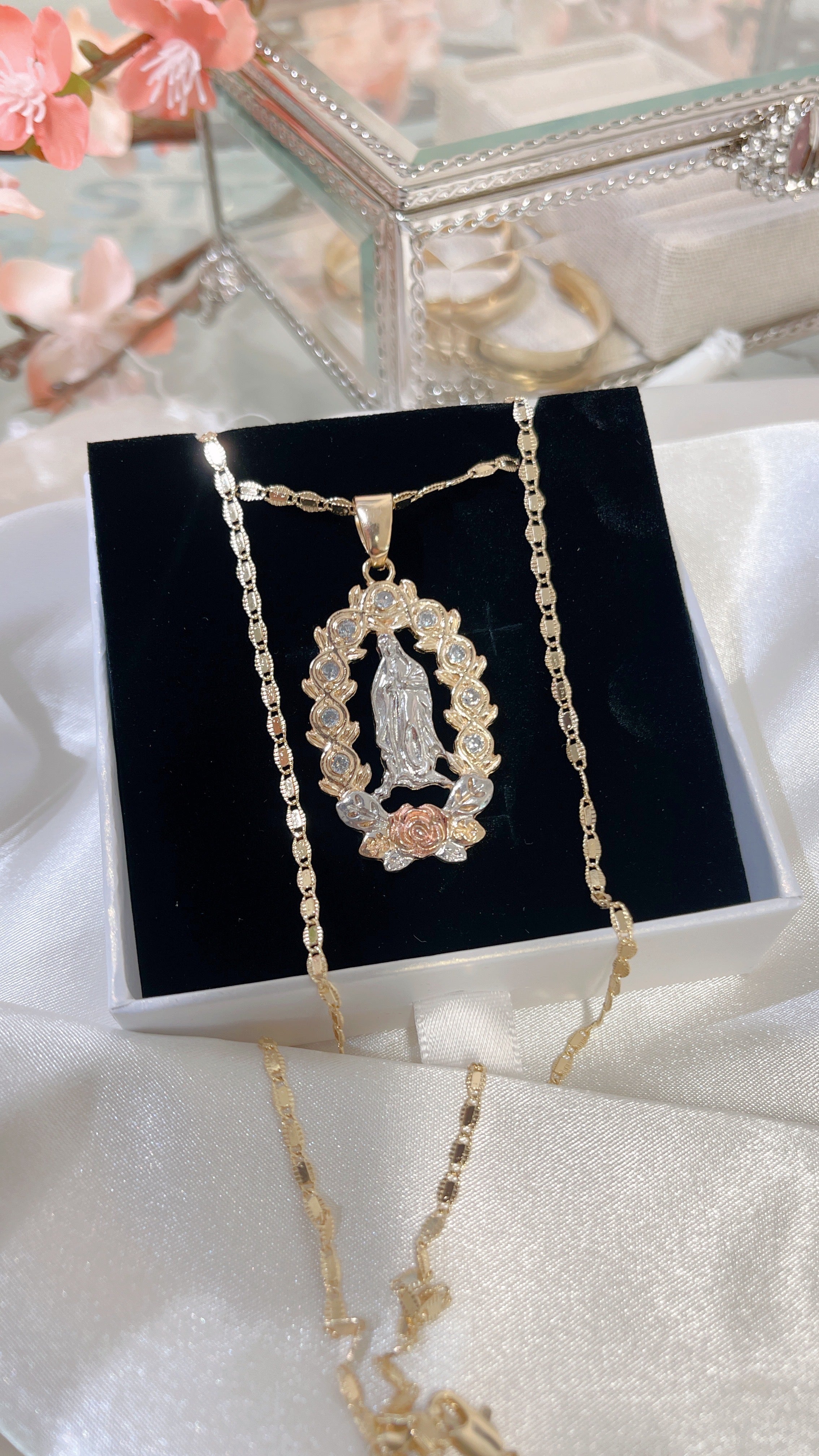 Relleno de oro: Collar Virgencita blanca