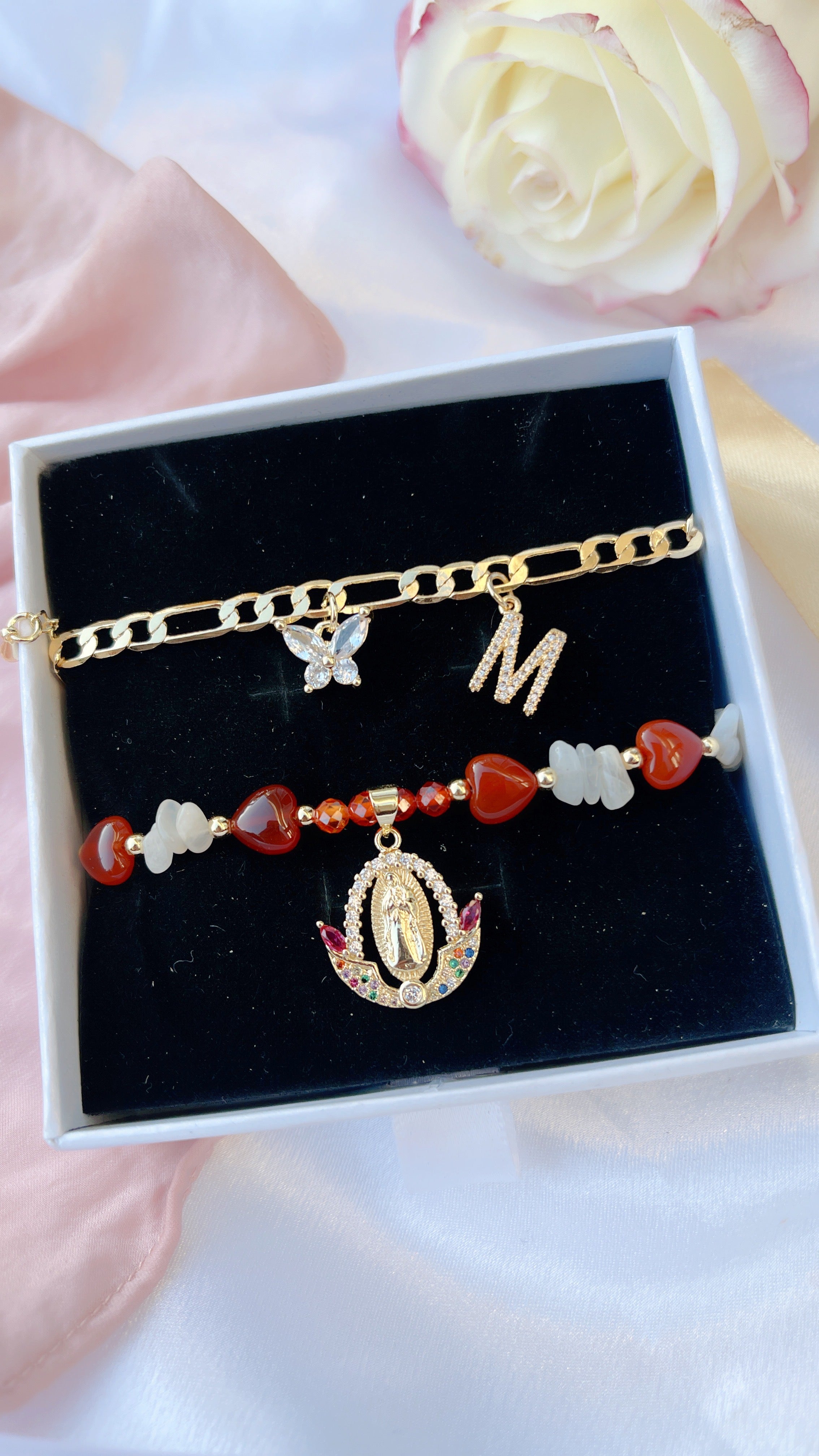 Conjunto de pulsera de María con inicial de cornalina