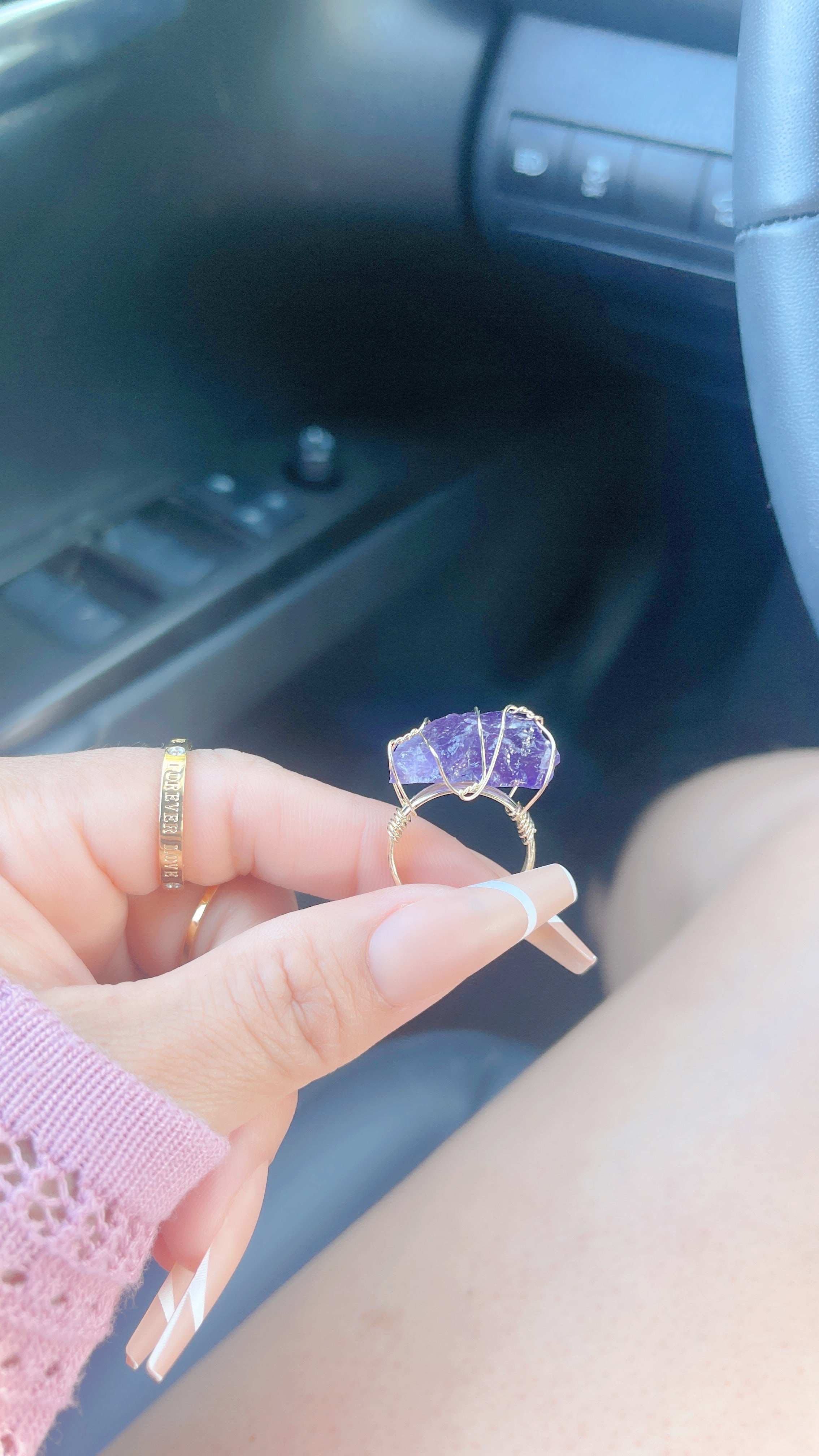 Anillo de cristal de amatista en bruto