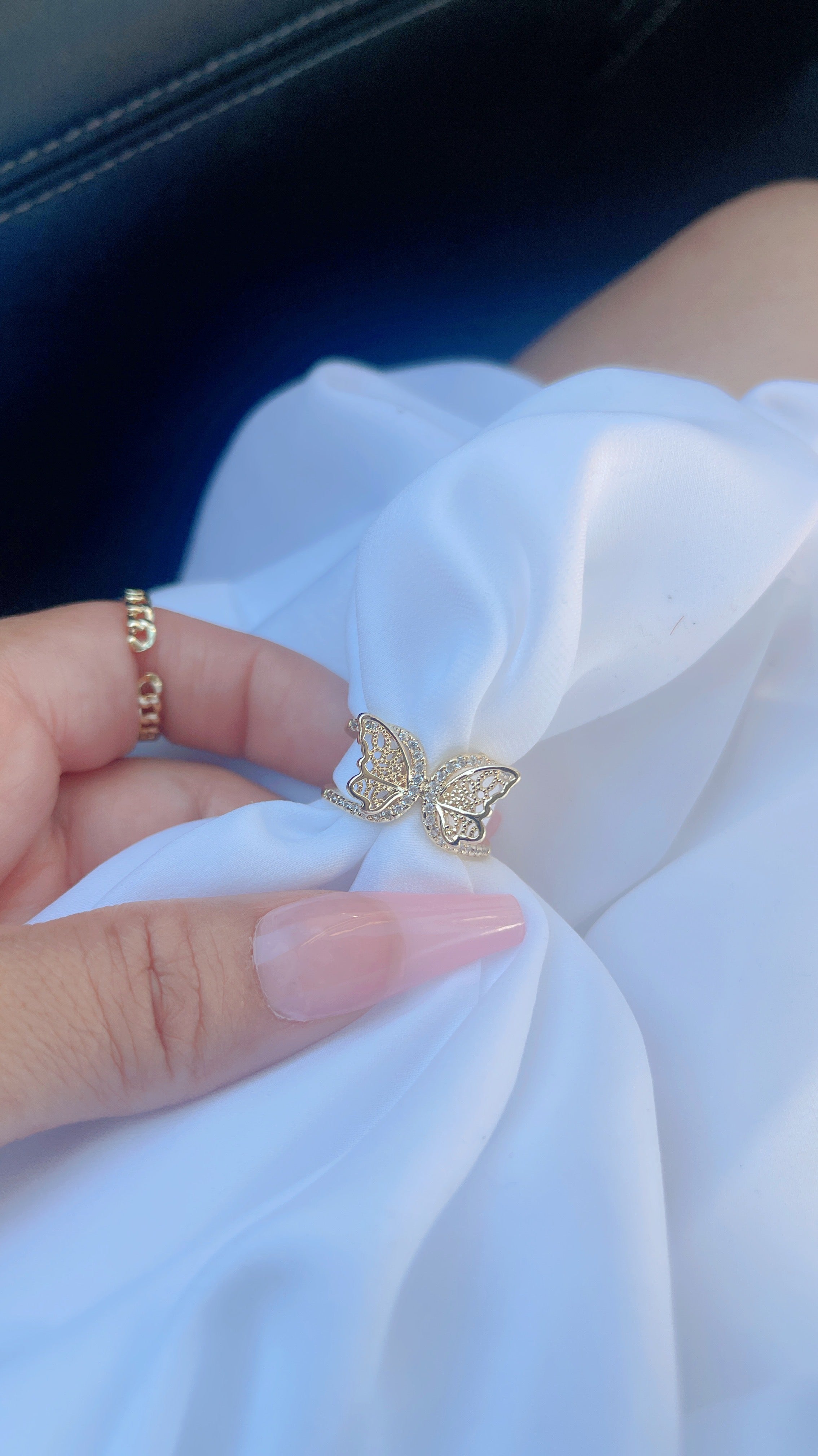 Anillo de doble banda con mariposa